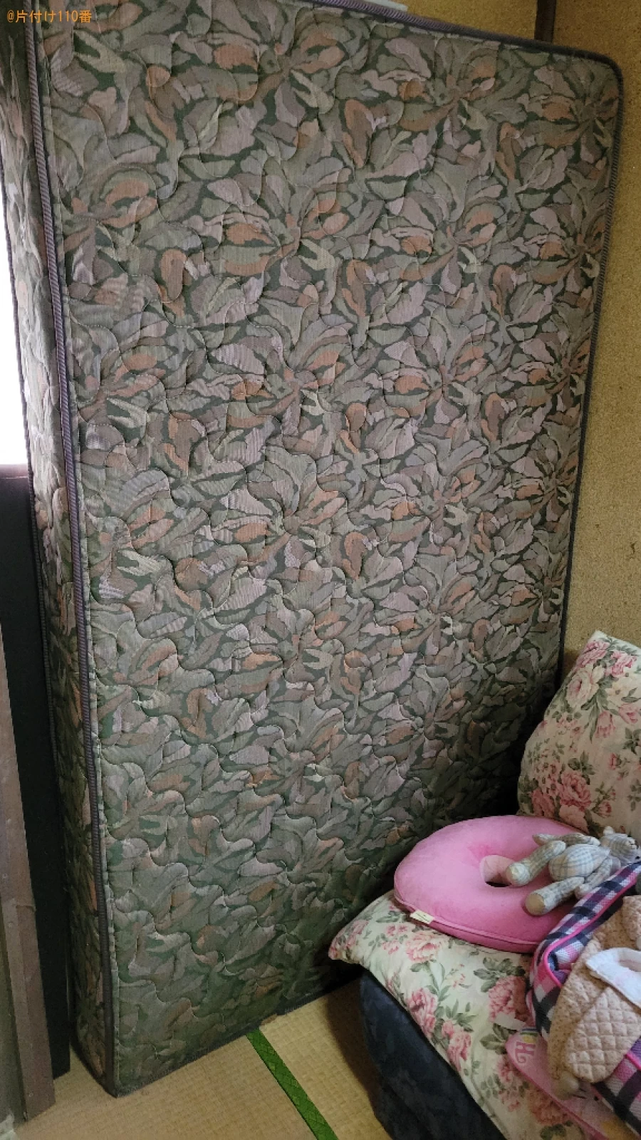 マットレス付きシングルベッド、サイドボード、テレビボード等の回収